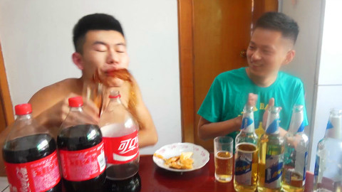 和朋友比赛喝啤酒和喝可乐!五杯之后喝可乐的直接喝